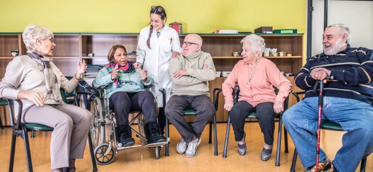 Groupe de personne en maison de retraite