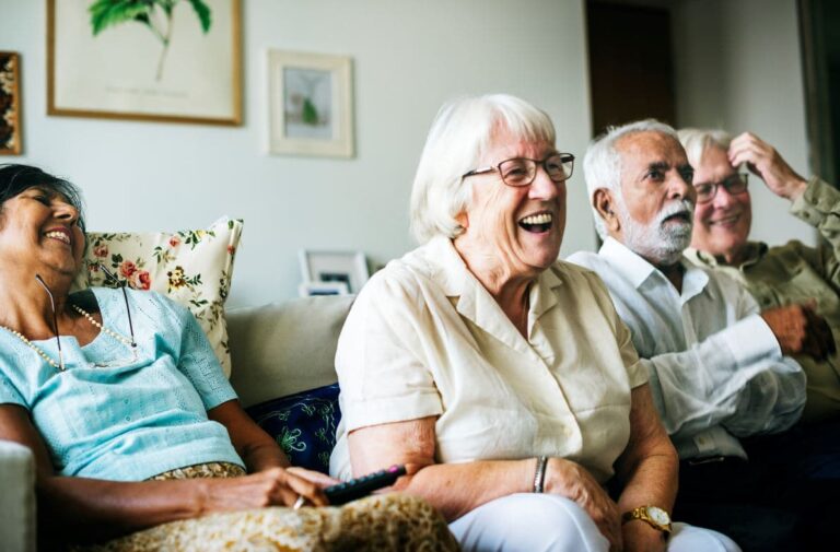 Groupe de personne en maison de retraite